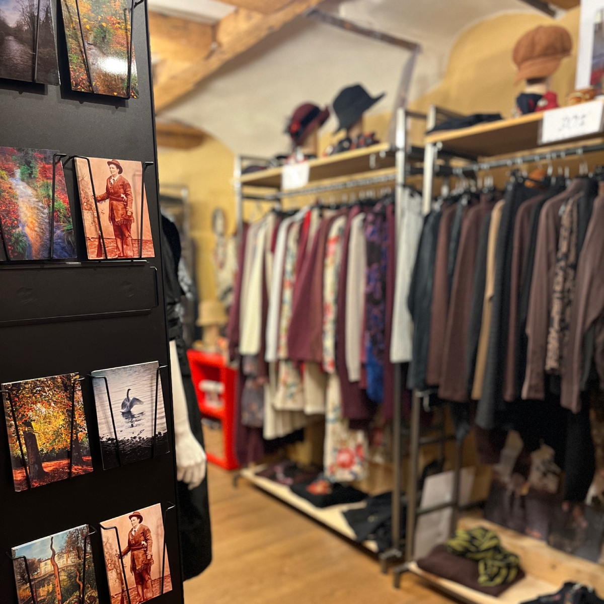 Intérieur de la boutique Calamity Jane — ambiance vintage, canapé en cuir, vêtements de créateurs