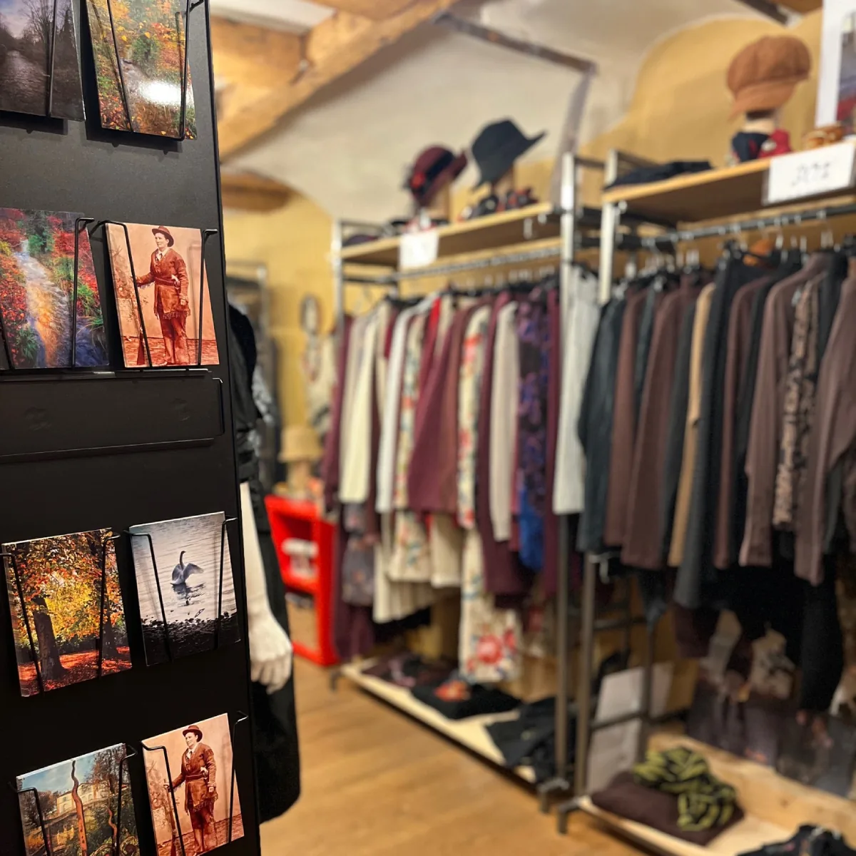 Intérieur de la boutique Calamity Jane : ambiance vintage, canapé en cuir, vêtements de créateurs