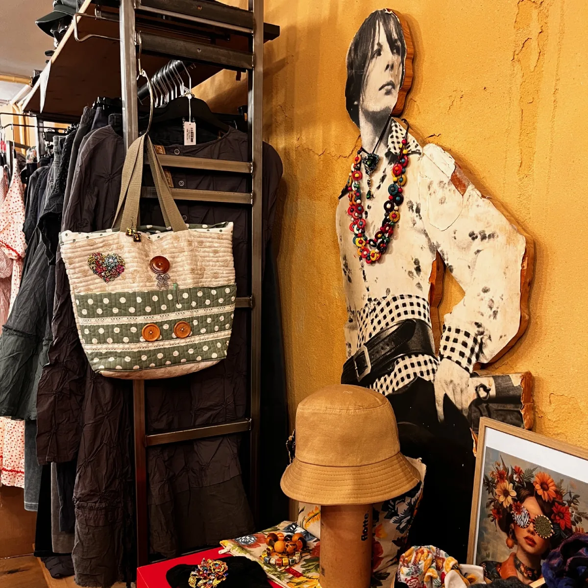 Intérieur de la boutique Calamity Jane : détails et ambiance de la boutique bohème